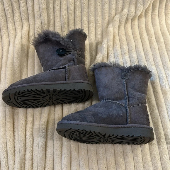 UGG - Classic Bailey Button Boots. Size 9 - Picture 3 of 8